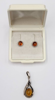 Auktion 353<br>Paar Ohrstecker sowie Anhänger, 925er Silber, je mit Bernstein, ca. L-4cm, Stecker ca. D-0,5cm [1]