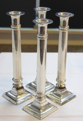 Auktion 353<br>4x silberfarbene Leuchter, ca. H-26cm [1]