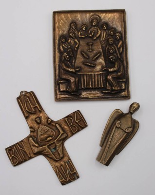 Auktion 353<br>3x christliche Bronze-Objekte, wohl Taufbeigaben, ca. 9 x 7cm [1]