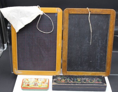 Auktion 353<br>Konvolut älteres Schul-Zubehör, 2x Tafeln, Griffelkasten, Wörterbücher, Altersspuren [1]