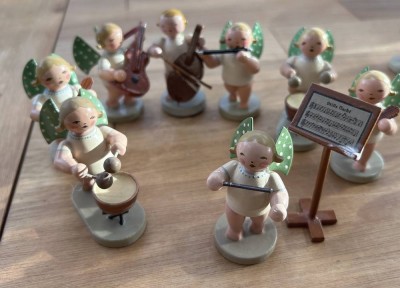 Auktion 353<br>8x Erzgebirge Musik-Engel, Kühne und Wendt, H-ca. 6,5 cm, mit Notenständer [1]
