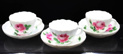 Auktion 353<br>3x Tassen mit U.T. Meissen, Schwertermarke, Rote Rose, je 2 Schleifstriche, Unterteller bestossen, ca. H-6,2cm [1]