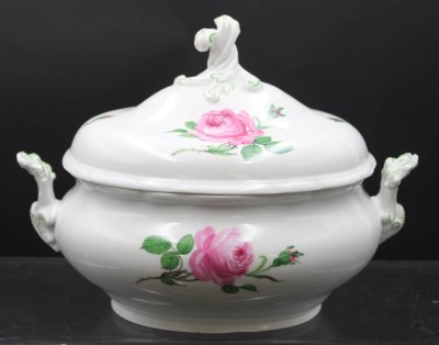 Auktion 353<br>gr. Deckelterrine, Meissen, Schwertermarke, Rote Rose, 2 Schleifstriche, ca. H-23,5cm B-33,5cm, Stand und oberer Rand mit Bestossung, 1x Handhabe mit Chip, Deckel kl. Chip [1]