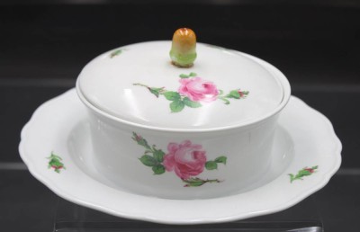 Auktion 353<br>Deckeldose, Meissen, Schwertermarke, Rote Rose, 2 Schleifstriche,  Deckelknauf geklebt und nicht original, ca. H-8,5cm [1]
