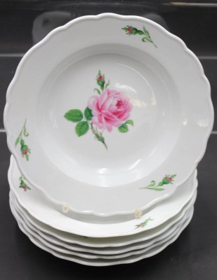 Auktion 353<br>6x tiefe Teller, Meissen, Schwertermarke, Rote Rose, je 2 Schleifstriche,  D-23,7cm [1]