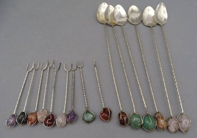 Auktion 353<br>6 Barlöffel und 9 Olivenpiekser, 22 und 10 cm, versilbertß mit Halbedelsteinen [1]