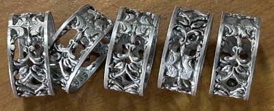 Auktion 353<br>5x kl. Serviettenringe, Silber geprüft, Rosenmuster, D-2 cm, ca. 18,5 gr. [1]