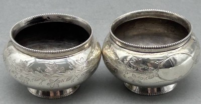 Auktion 366<br>2 gr. Silber-Salieren, London 1877, mit  Queen Victoria Punze, H-4 cm, D-ca. 5 cm, 64,75 gr [1]