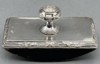 Auktion 353<br>Tintenlöscher, Silber-800-, Holzwiege, 12x6 cm, Knauf Ziermonogramm BW [1]