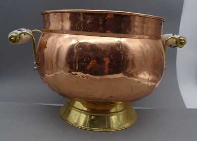 Auktion 353<br>gr. Blumenübertopf oder ähnlichesd, Kupfer-Messing mit Keramikgrifen, Hammerschlagdekor, H-25 cm, D-29 cm, B-42 cm [1]