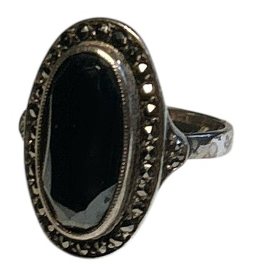 Auktion 353<br>Silberring -925-, schwarzer Lagenstein, umringt von Markasiten, RG 57, 6,3 gr. [1]