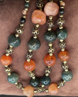 Auktion 370<br>Halskette mit div. Halbedelstein-Kugeln im Verlauf, L-ca. 80 cm [1]