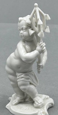 Auktion 355<br>Nymphenburg  Figur, Putto mit Schellenbaum, Entwurf Bustelli, weiss, H-12 cm [1]