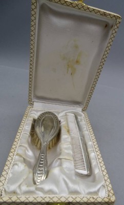 Auktion 353<br>Puppen Haarbürste und Kamm, plated in orig. Kasten, L-ca. 14 cm [1]