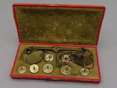 Auktion 353<br>kl. Goldwaage in Etui mit Goldmünzen-Gewichte in Etui, 14x7 cm [1]