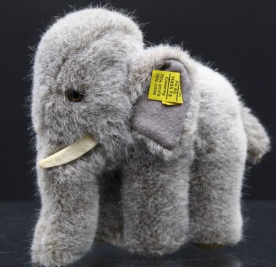 Auktion 354<br>Ein Elefant von Steiff mit Knopf und Fahne ,  [1]