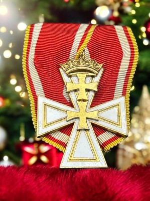 Auktion 372<br>Freie Stadt Danzig : Danzig Kreuz, 2. Klasse. Buntmetall vergoldet, teilweise emailliert , die Auflage zweifach verschraubt, rückseitig vertieft die Herstellermarkierung 