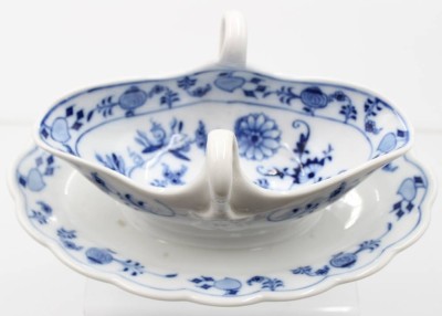 Auktion 364<br>Sauciere, Stadt Meissen, Zwiebelmuster, H-10,8cm B-25cm [1]
