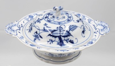 Auktion 364<br>Deckelterrine, Stadt Meissen, Zwiebelmuster, ca. H-13,5cm D-24,5cm [1]