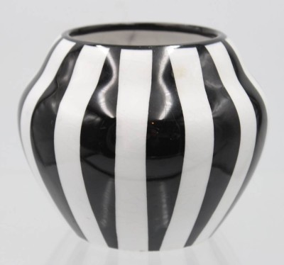 Auktion 354<br>Streifen-Vase, s/w, Elmshorn, älter, H-9,5cm [1]
