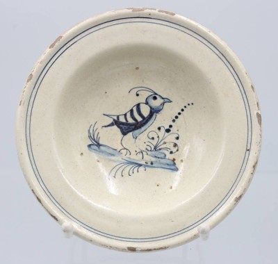 Auktion 362<br>tiefer Teller, wohl 19. Jhd, mittig Vogeldarstellung, Glasurabplatzer, H-3,5cm D-17cm [1]