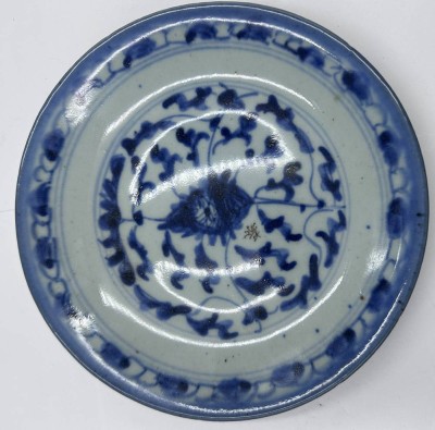 Auktion 354<br>kl. China Teller mit Blaumalerei, D-18 cm [1]