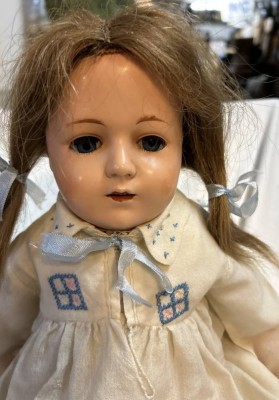 Auktion 372<br>gr. antike Puppe mit Lederkörper, Schlafaugen, Haare lose, H-ca. 50 cm [1]