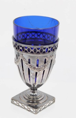 Auktion 368<br>Becherhalter, Silber (gepr.), blauer Glaseinsatz, ohne Glas 108,3gr., ca. H-12cm, Glas geklebt [1]
