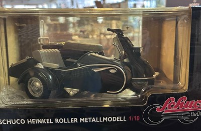 Auktion 354<br>Schuco Heinkel Roller mit Beiwagen, Metall, 1:10 in OVP [1]