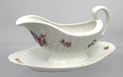 Auktion 362<br>Sauciere, Nymphenburg, Wellenform gerippt 20. Jhd., Blumenbemalung, H-12cm L-25cm [1]