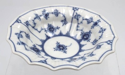 Auktion 355<br>kl. Schale, Royal Copenhagen, Musselmalet, ca. H-3,7cm D-15,5cm [1]