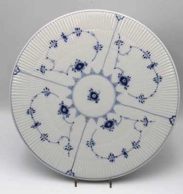 Auktion 355<br>gr. Tortenbplatte, Royal Copenhagen, Musselmalet, H-3,7cm D-37cm [1]