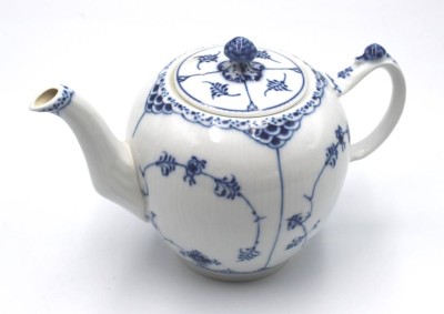 Auktion 355<br>Teekanne, Royal Copenhagen, Musselmalet, Halbspitze, ca. H-15cm [1]