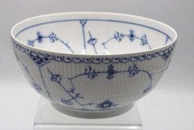 Auktion 355<br>gr. Geüseschale, Royal Copenhagen, Musselmalet, Halbspitze, H-11,3cm D-24cm [1]