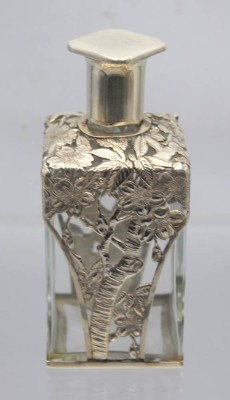 Auktion 355<br>sehr schöne kl. Karaffe, Silberoverlay (Sterling), Kuyeda, leider Hals gebrochen, ca. H-13cm [1]