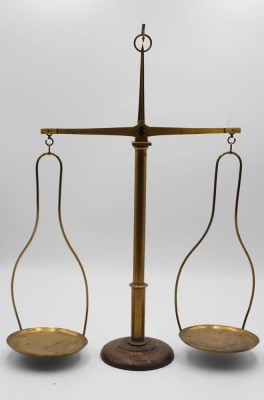 Auktion 355<br>Eine Messing Apothekerwaage mit Runden Holzstand , [1]