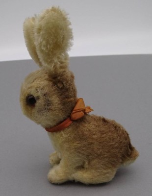 Auktion 355<br>sitzender Steiff Hase, älter [1]