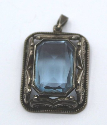 Auktion 355<br>Anhänger um 1930, 835er Silber, hellblauer facett. Stein, 7,4gr., L-3,5cm [1]