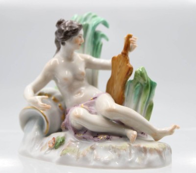 Auktion 355<br>kl. Figur, Meissen, Schwertermarke, liegender weibl. Akt., 2x bestossen, 3 Schleifstriche, ca. H-7cm B-8,5cm [1]