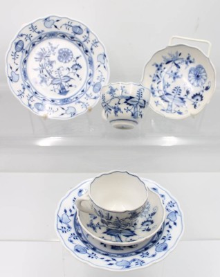 Auktion 355<br>2x komplette Gedecke, Stadt Meissen, Zwiebelmuster, Tassen ca. H-7cm [1]
