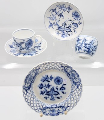 Auktion 355<br>2x Mokkatassen mit U.T. sowie kl. Durchbruch-Teller, Stadt Meissen, Zwiebelmuster, 1x Tasse min. Chip, ca. H-5cm, Teller D-14,5cm [1]