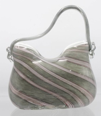 Auktion 355<br>schwere Vase in Handtaschenform,  Streifendekor, wohl Murano, H-8 cm, B-17 cm [1]