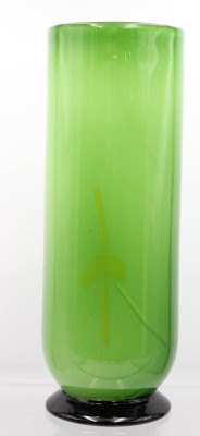 Auktion 355<br>hohe Stangenvase, grün mit Einschmelzungen und schwarzen Stand, H-38 cm [1]