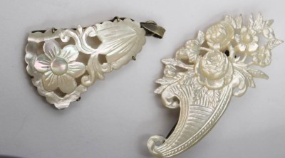 Auktion 355<br>Anhänger und Brosche aus Perlmutt, älter, ca. L-5,2cm [1]