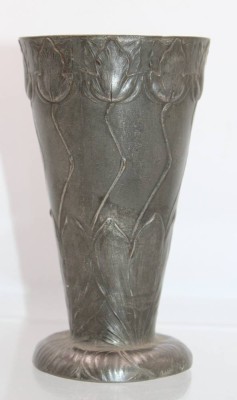 Auktion 355<br>Jugendstil-Zinnvase, N.B.M., Altersspuren, H-14cm [1]