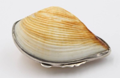 Auktion 355<br>Muscheldöschen, 925er Silbermonturen, älter, ca. 3 x 6cm [1]