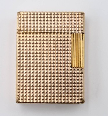 Auktion 355<br>Damen-Feuerzeug, St. Dupont, goldfarben, Gebrauchsspuren, Funktion nicht geprüft (kein Gas), 4,7 x 3,4cm [1]