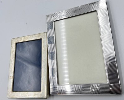 Auktion 355<br>2x  Tisch-Fotorahmen, versilbert, 22,5x22 cm und 18x13 cm [1]
