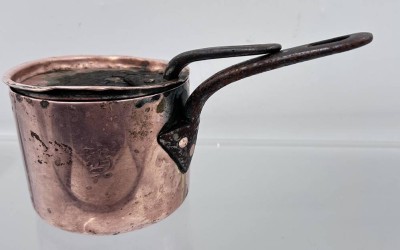 Auktion 355<br>Kupfer Leimkochtopf  mit Eisengriffen, Deckel, ungepflegt, H-12 cm, D-10,5 cm, 18/19.Jhd. [1]