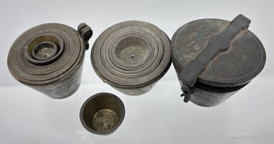 Auktion 355<br>3x Becher-Gewichte-Sätze, nur 1x Deckel, dieser  datiert 1856, 1 Pfund beschriftet, div. Eichpunzen [1]